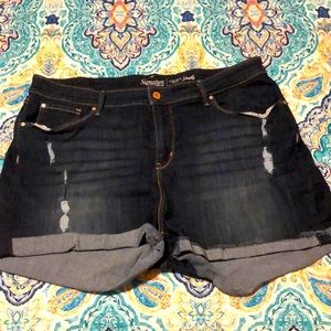 Levi signature high rise shorts